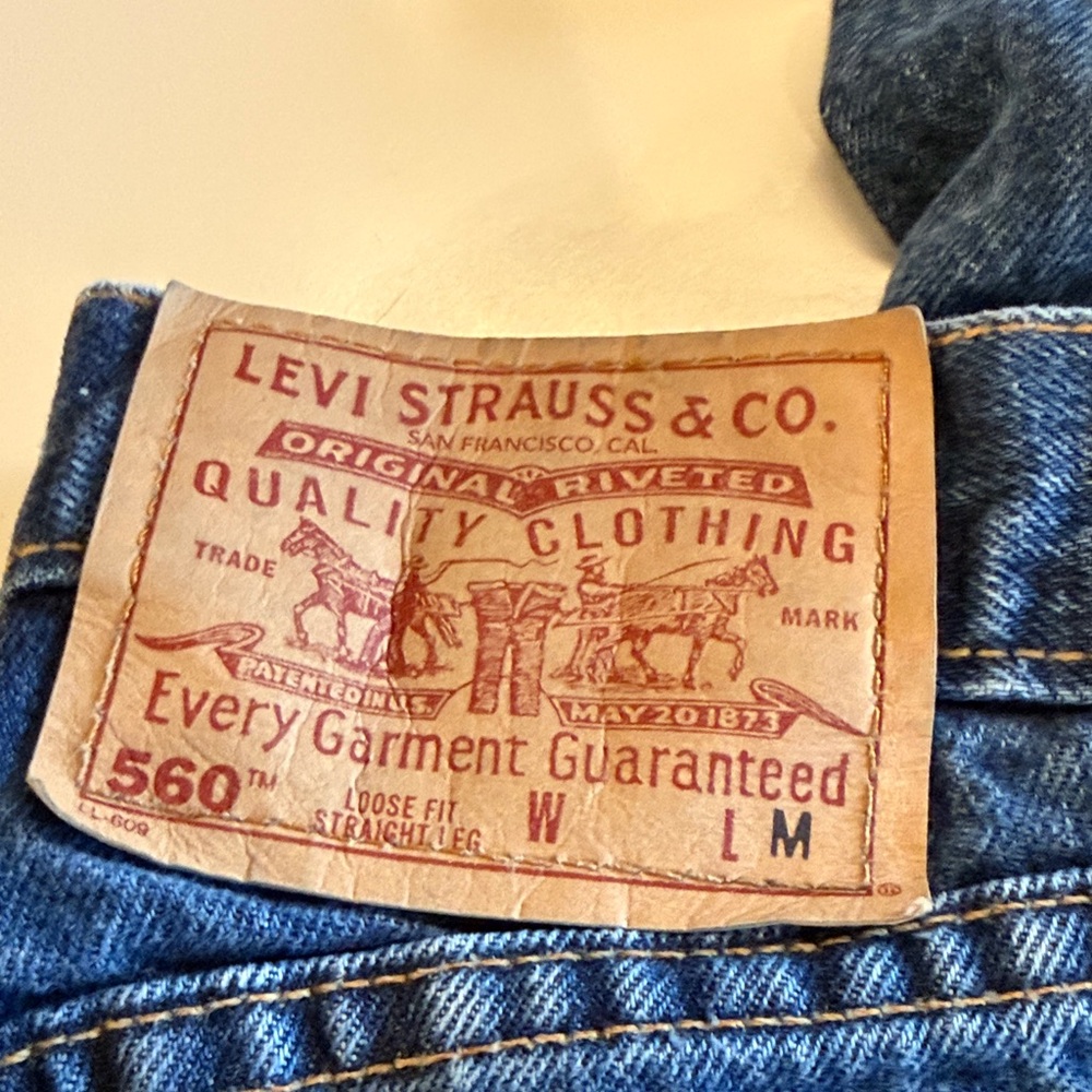 Vintage women’s Levi’s from the 90s 560 loose fit straight leg 10 medium